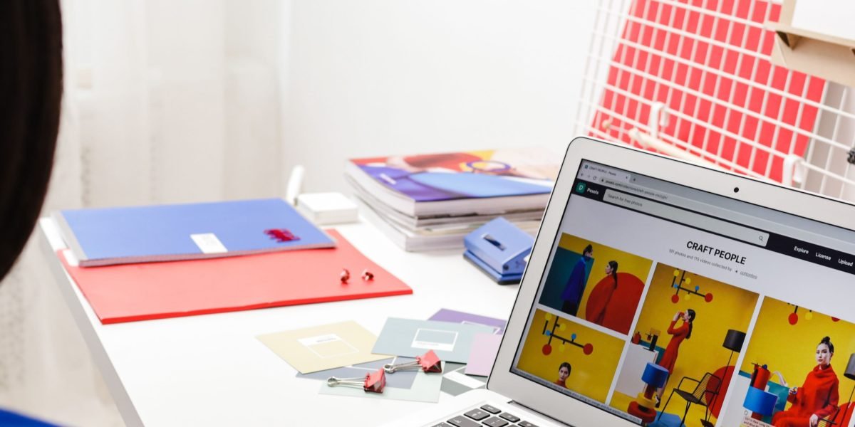 This guide helps aspiring and experienced designers navigate the shifting job market for fashion and interior design in 2026. It explains the main role types— i...